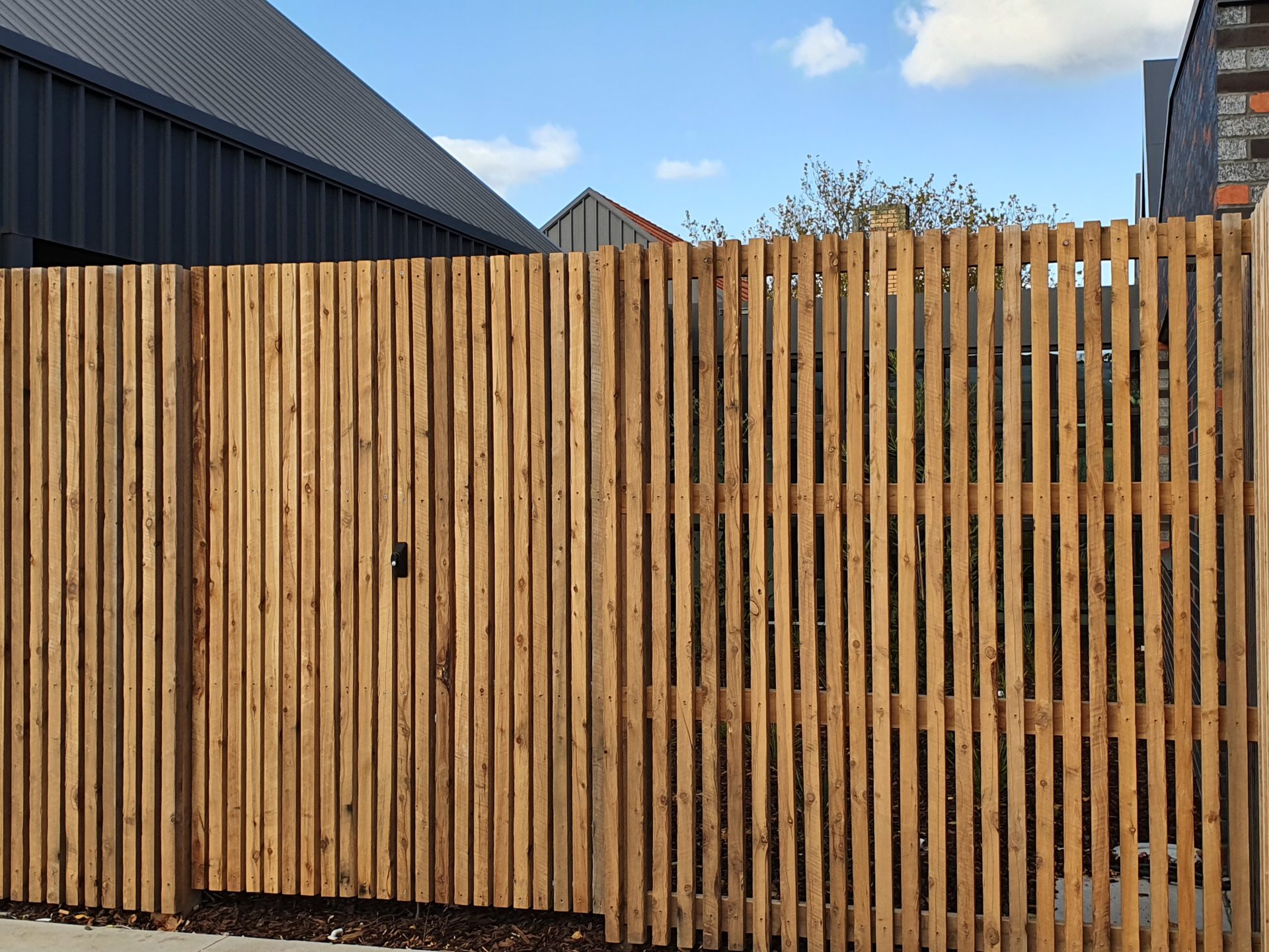 10 Gorgeous Fence Ideas For Your Garden - Pentagon