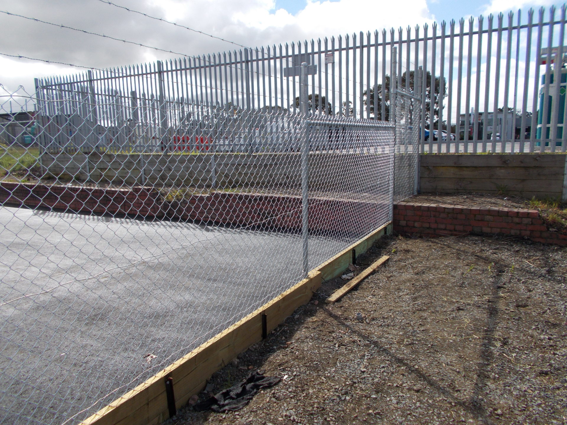 Chainmesh Fencing Galvanised With 3 Barbs And Timber Plinth