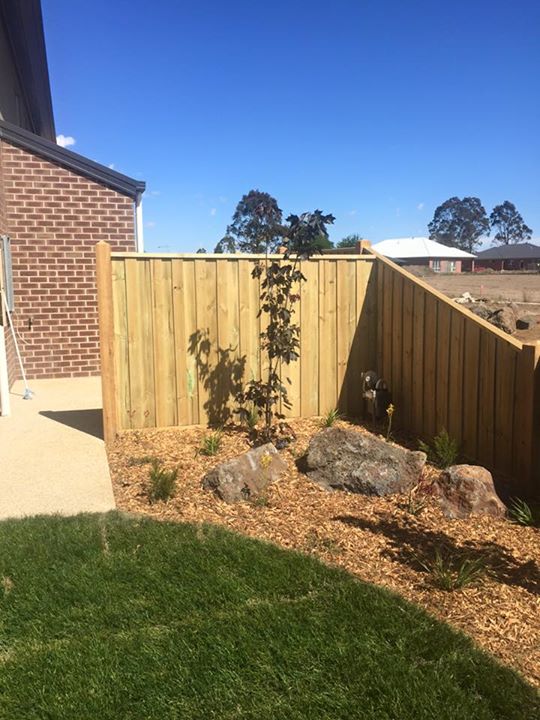 Timber Paling Fencing With Exposed Post And Capping 3