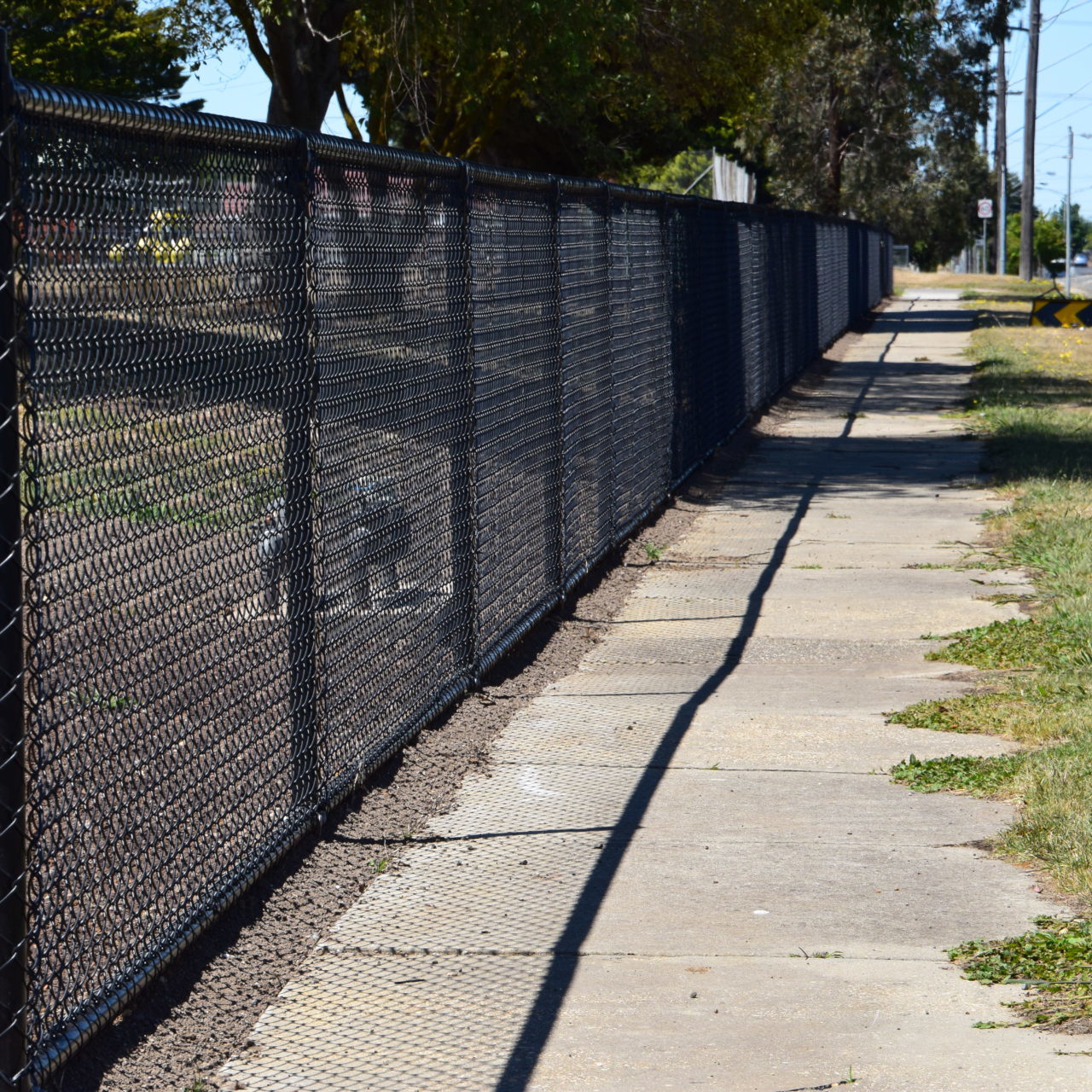 Chainmesh Fence With Top & Bottom Rail (2)